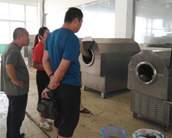 黑龍江客戶來(lái)廠考察電磁茶葉殺青機(jī) 烘干機(jī)