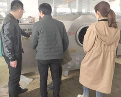 湖北宜昌謝總來許昌智工考察并現(xiàn)場試機多功能電磁炒貨機 湖北宜昌謝總來許昌智工考察并現(xiàn)場試機多功能電磁炒貨機