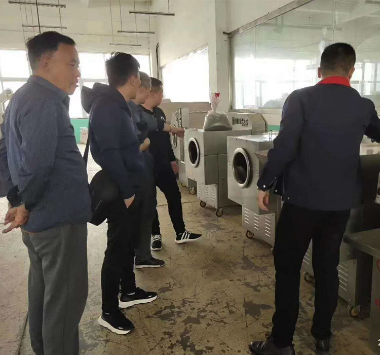 山西客戶來廠實(shí)地考察并現(xiàn)場試機(jī)炒制黑扁豆 山西客戶來廠實(shí)地考察并現(xiàn)場試機(jī)炒制黑扁豆